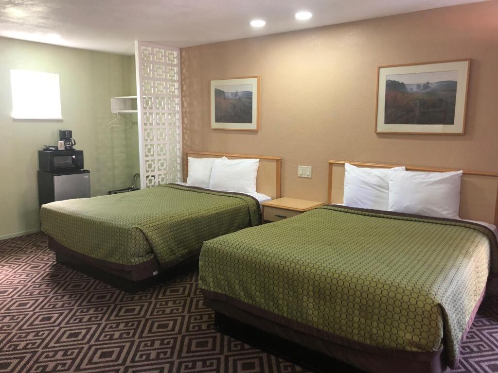 Clean and comfortable doublebed at Budget Inn