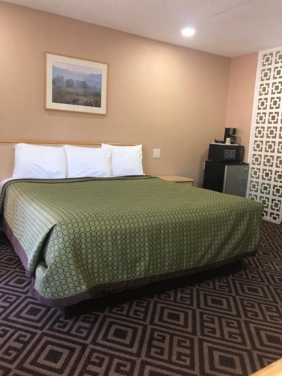 Clean and comfortable guest room at Budget Inn